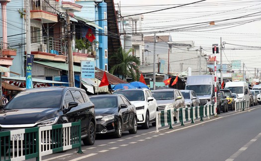 Phương tiện xếp hàng dài chờ qua phà Cát Lái về TP. Hồ Chí Minh chiều 2/9