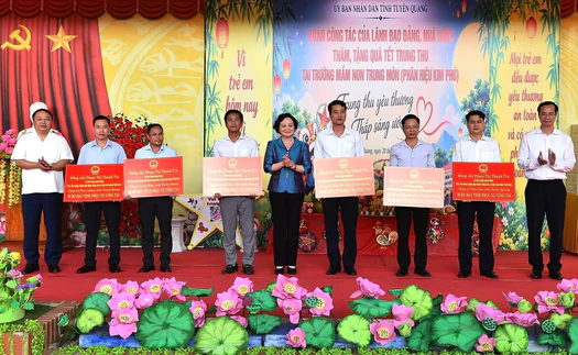 Phó Thủ tướng Phạm Thị Thanh Trà vui Trung thu cùng thiếu nhi Tuyên Quang