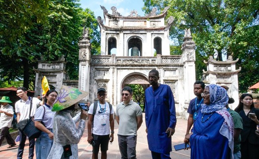 Đại biểu quốc tế khám phá di sản văn hóa Hà Nội