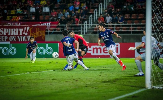 Văn Lâm xuất thần vẫn không cứu được Muangthong United