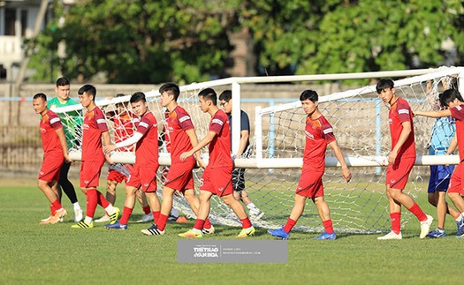 Tuấn Anh cùng Quế Ngọc Hải mang tin mừng đến thầy Park