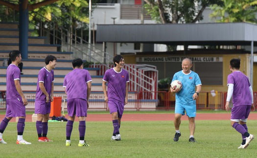 Việt Nam vs Campuchia: Đình Trọng đau cơ, Đức Huy thay thế