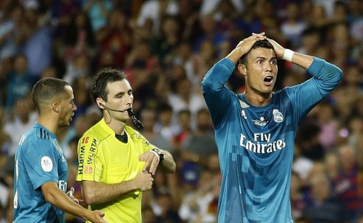 Ronaldo ghi bàn, nhận thẻ đỏ rồi đẩy trọng tài... khoảnh khắc 'bi hài' chỉ diễn ra đúng 1 phút