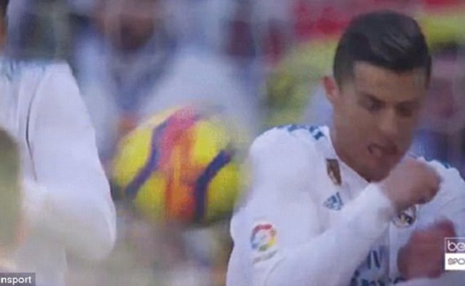 Chết cười với khuôn mặt biến dạng của Ronaldo khi bị Messi sút trúng