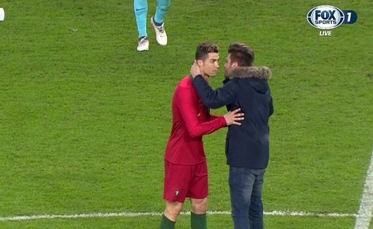 Trận Hà Lan - Bồ Đào Nha bị gián đoạn vì CĐV vào sân đòi... hôn Cristiano Ronaldo