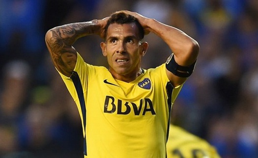 Carlos Tevez dính chấn thương hi hữu khi vào tù thăm anh trai