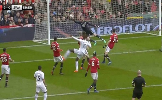 Ngả mũ trước hai pha cứu thua liên tiếp của De Gea trước Swansea