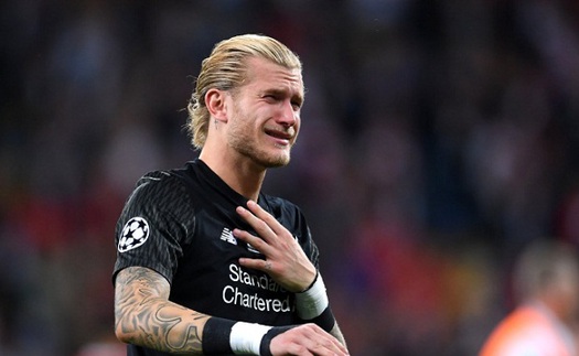 Xúc động hình ảnh Karius rơi lệ đi xin lỗi CĐV Liverpool