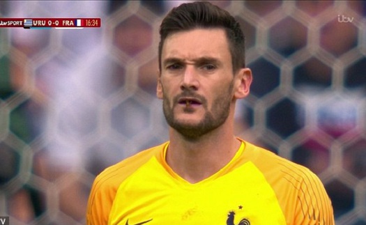 Hugo Lloris suýt... nuốt chửng chuồn chuồn trong trận đấu với Uruguay