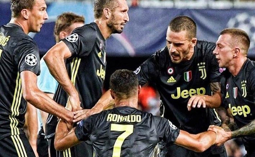 Hình ảnh các đồng đội ở Juve vực Ronaldo dậy an ủi gây sốt