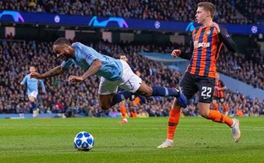 Sterling chơi đẹp, xin lỗi vì đã kiếm về quả 11m 'không đáng có' cho Man City