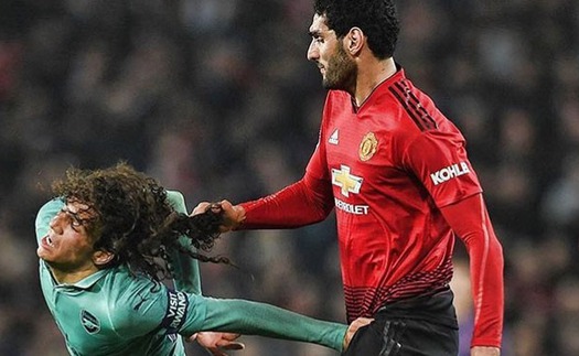 Tình huống Fellaini kéo tóc Guendouzi gây sốt trên mạng xã hội