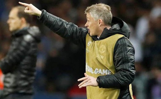 Fan ngơ ngác vì Solskjaer phải mặc áo bib trong trận đấu với PSG