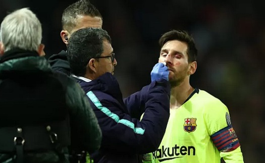 Smalling tuyên bố 'mang Messi đến đây!'. Kết quả: Messi đổ máu, tịt ngòi!