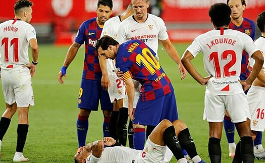 CĐV bức xúc vì Messi không bị đuổi sau pha đánh nguội cầu thủ Sevilla