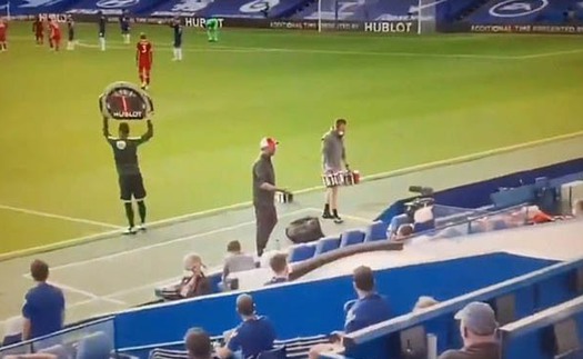 Cầu thủ Chelsea bị thẻ đỏ, Klopp có hành động khiến người hâm mộ khâm phục