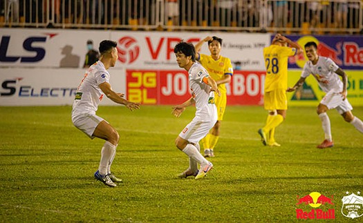 CĐV tranh cãi nảy lửa về quả penalty phút cuối giúp HAGL hạ Nam Định