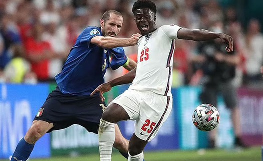 Tràn ngập ảnh chế Chiellini kéo áo Saka, ngăn ‘bóng đá trở về nhà’