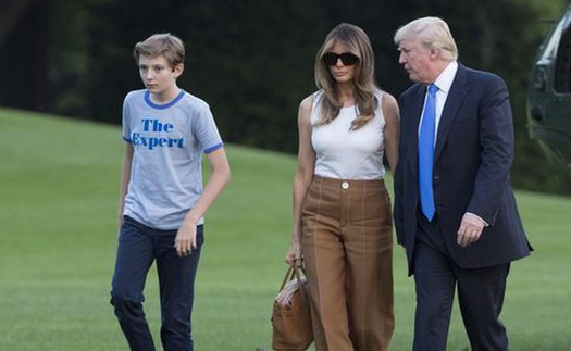 Ảnh Đệ nhất Phu nhân Mỹ Melania và con út dọn vào Nhà Trắng