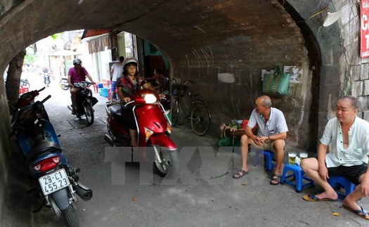 Cuộc sống tại những vòm cầu trăm năm tuổi trên phố Phùng Hưng