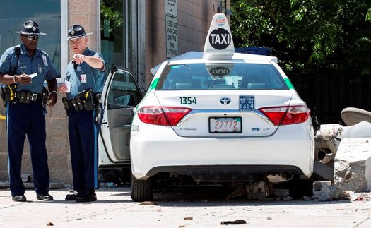 Mỹ: Taxi đâm vào đám đông, 10 người bị thương