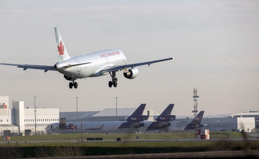 Máy bay Air Canada suýt hạ cánh đè lên 4 phi cơ