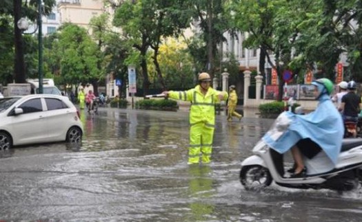 CSGT Hà Nội trực chiến phân luồng tại các điểm ngập lụt, cây đổ