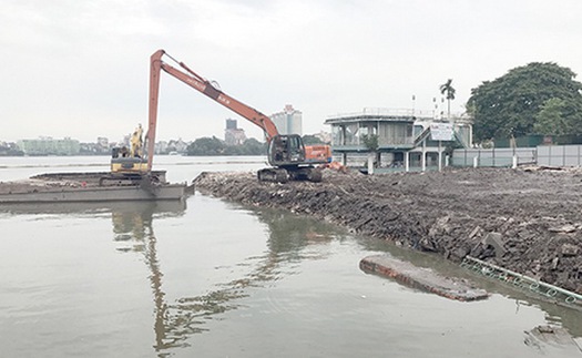 Quận Tây Hồ lên tiếng về việc đào đắp bùn đất nạo vét Hồ Tây