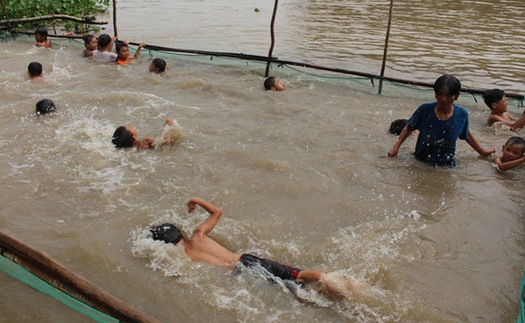 Bà bán vé số và suy ngẫm về những đám tang tập thể