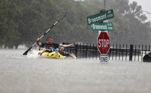 VIDEO: Siêu bão tàn phá Houston, đường phố thành sông, nhà ngập tận nóc