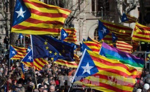 Nghị viện Catalonia chấp thuận giải thể cơ quan lập pháp mới, Thủ hiến bỏ trốn ra nước ngài