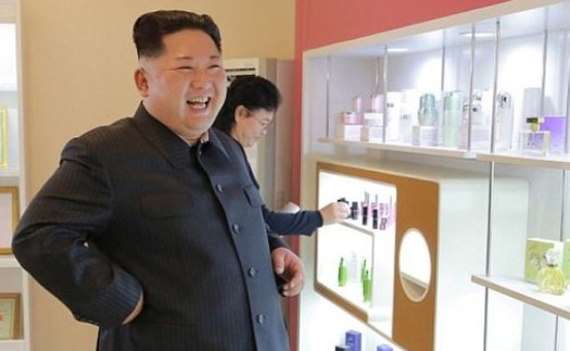 Vợ ông Kim Jong - un giản dị đi thăm nhà máy mỹ phẩm cùng chồng