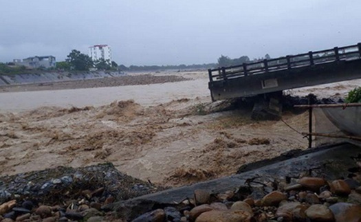 Mưa lũ tại Yên Bái: Sập cầu Ngòi Thia ở Nghĩa Lộ, phóng viên TTXVN bị cuốn trôi khi đang tác nghiệp