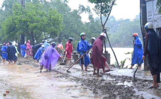 Nước lũ lên trở lại, thành phố Huế vẫn ngập nhiều nơi