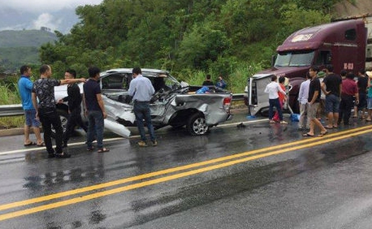 Tai nạn liên hoàn trên cao tốc Nội Bài - Lào Cai, hai người thương vong