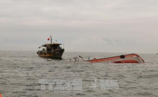 Tàu hàng đâm chìm tàu cá, 15 thuyền viên rơi xuống biển