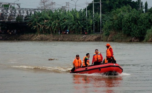 Lật tàu chở học sinh tại Indonesia