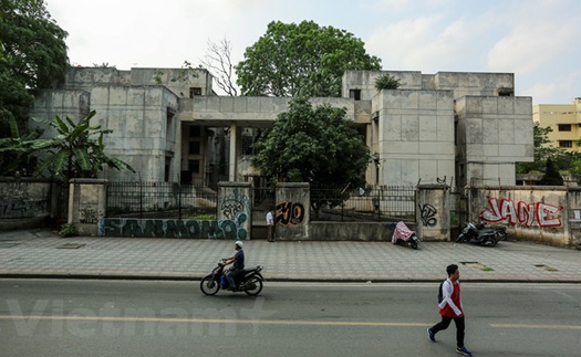 Cận cảnh 'ngôi nhà ma' bí ẩn suốt 27 năm qua trên phố Kim Mã