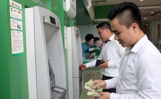 Dừng tăng phí rút tiền ATM đợi dư luận... đồng thuận