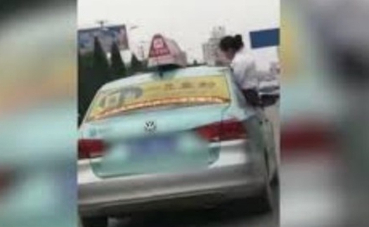 Cô bé ngồi làm bài tập trên nóc taxi khi bố đang phóng xe như bay