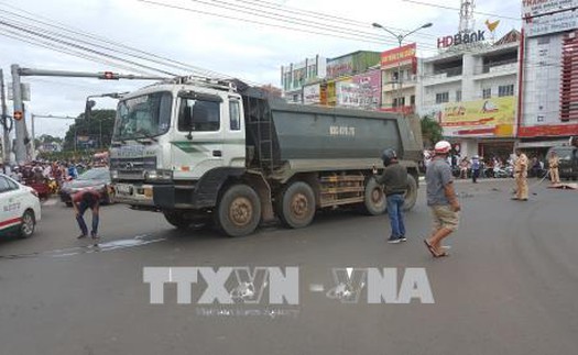 Thiếu quan sát, xe ben cán nát xe máy làm một phụ nữ chết thảm