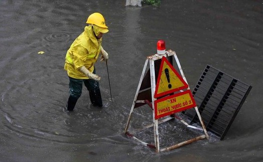 Mưa suốt đêm tại Hà Nội xuất hiện nhiều điểm úng ngập