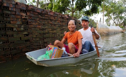 Ngập úng kéo dài, người dân Chương Mỹ chèo thuyền đi nhận hàng cứu trợ