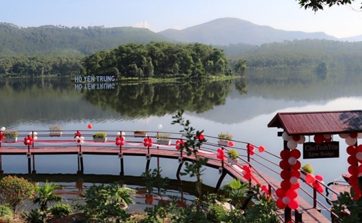 Hồ Yên Trung, Quảng Ninh hút khách trong ngày khai trương du lịch