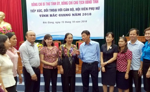 Lãnh đạo tỉnh Bắc Giang đối thoại với cán bộ, hội viên phụ nữ