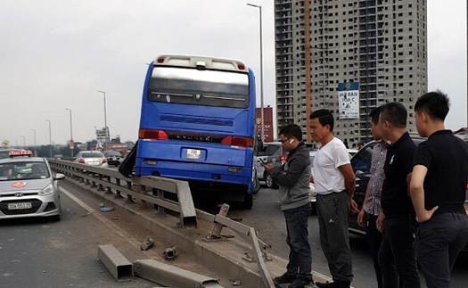 Xe khách đâm vào dải phân cách trên cầu Nhật Tân