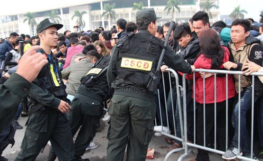 Ngẫm từ việc việc mua bán vé AFF Cup: 'Những người sống vì mọi người'