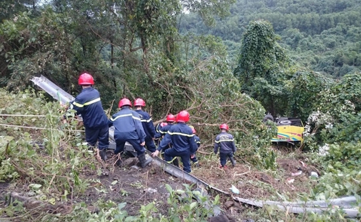 Xe khách rơi xuống vực ở đèo Hải Vân, 21 người bị thương