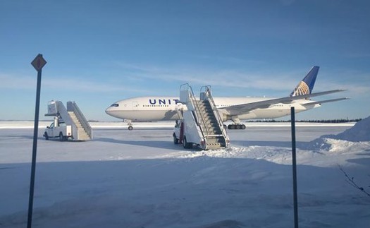 Hàng trăm hành khách trải qua 16 tiếng lạnh giá trên đường băng tại Canada