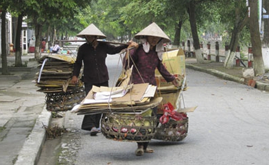 Rác thải sinh hoạt ở đô thị: 'Cứ vứt xuống sàn, lát nữa chúng em dọn'